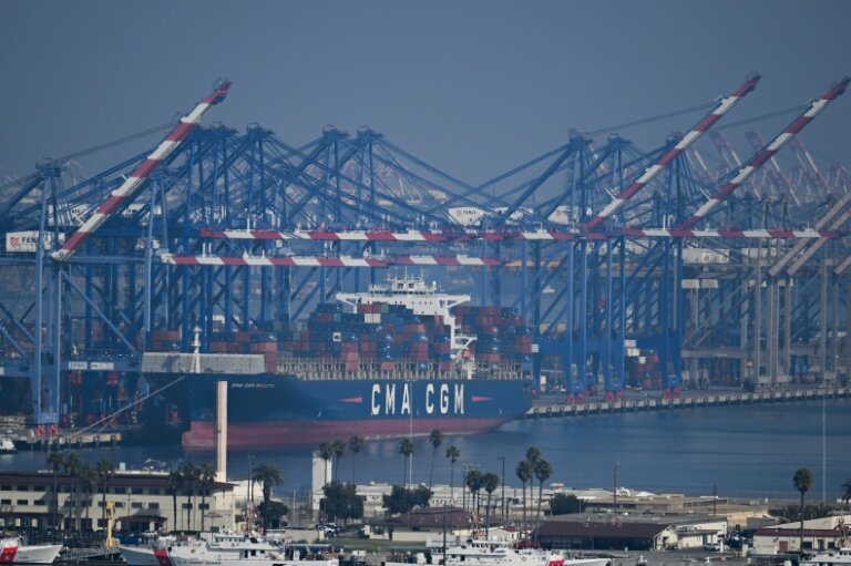 Le porte-conteneurs Rigoletto exploité par l'armateur CMA CGM sur un terminal du port de Los Angeles en Californien le 3 février 2025 © Patrick T. Fallon