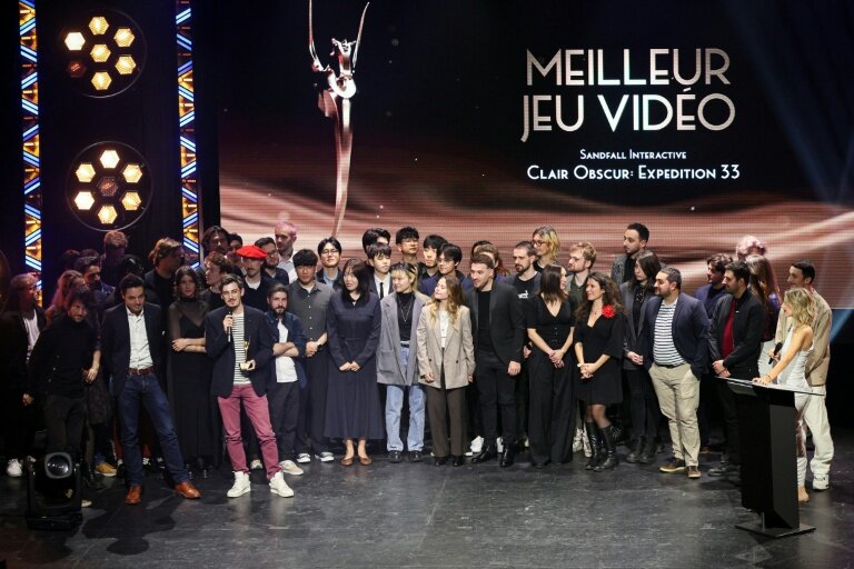 Des membres du studio français de développement de jeux vidéo Sandfall Interactive reçoivent le prix du Meilleur Jeu Vidéo pour "Clair Obscur : Expedition 33" lors de la 7e édition des Pegases, la cérémonie des prix du jeu vidéo, le 5 mars 2026 à Paris © Dimitar DILKOFF