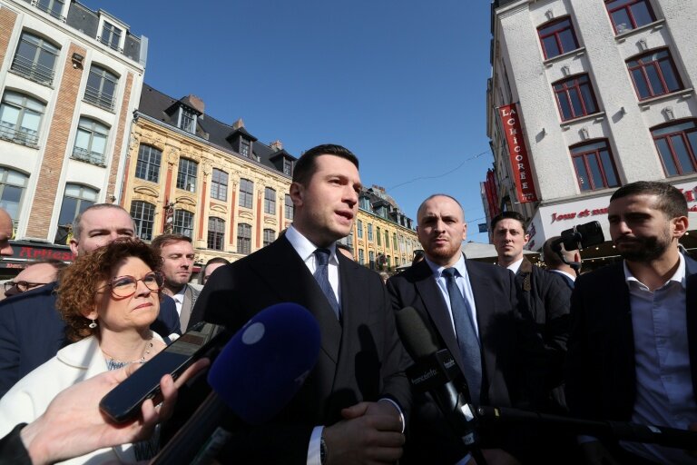 Le président du Rassemblement National Jordan Bardella, au centre, le 5 mars 2026, à Lille © Francois LO PRESTI