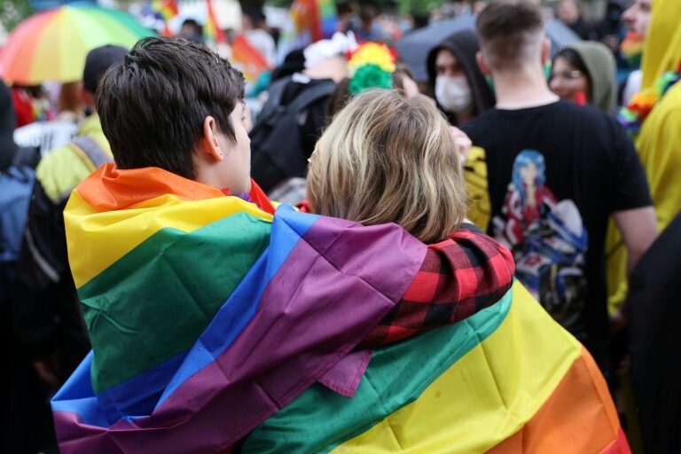 Des participants à la Marche des fiertés à Paris, le 26 juin 2021 © THOMAS COEX