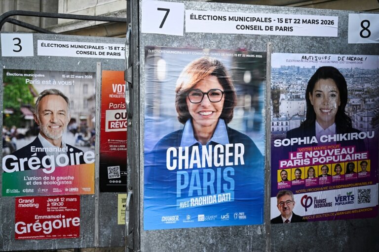 (g-d) Des affiches électorales d'Emmanuel Grégoire, candidat de la gauche unie hors LFI, de l'ex-ministre de la Culture et candidate des Républicains (LR) Rachida Dati et de la candidate de la France Insoumise Sophia Chikirou à Paris, le 5 mars 2026 © JULIEN DE ROSA