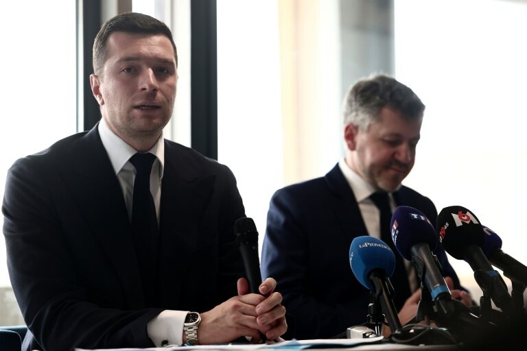 Le président du Rassemblement national Jordan Bardella, à gauche, avec à sa droite le candidat RN à la mairie de Marseille Franck Allisio, le 6 mars 2025, à Marseille © Thibaud MORITZ