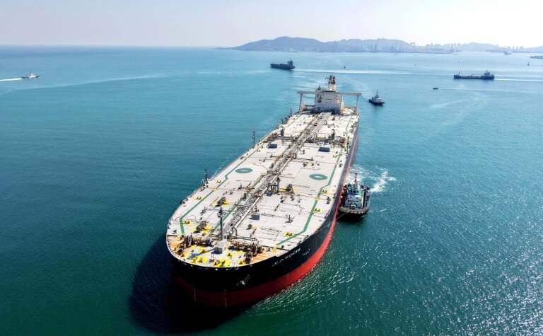 Un pétrolier arrive dans le port de Qingdao, en Chine, le 7 mars 2026. © AFP