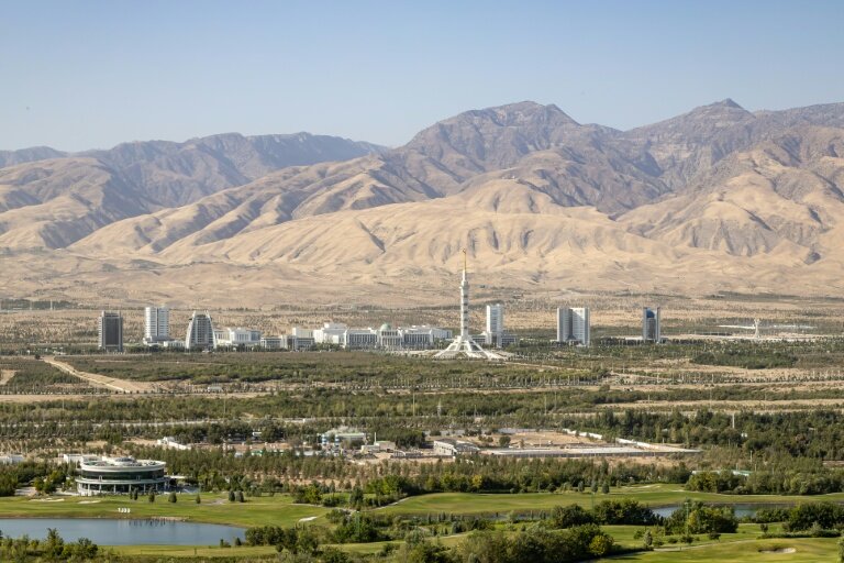 Vue d'Ackhabad, la capitale du Turkménistan, et en arrière-plan les montagnes Kopet-Dag qui marquent la frontière avec l'Iran, le 2 août 2025 © STRINGER