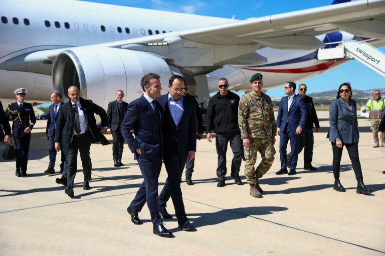 Le président français Emmanuel Macron (G) est accueilli par son homologue chypriote Nikos Christodoulides (D) à son arrivée à Paphos, à Chypre, le 9 mars 2026 © Gonzalo Fuentes