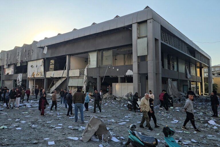 Les bureaux de la société Al-Qard al-Hassan, liée au Hezbollah, après une frappe aérienne israélienne, le 2 mars 2026, à Tyre au Liban © KAWNAT HAJU