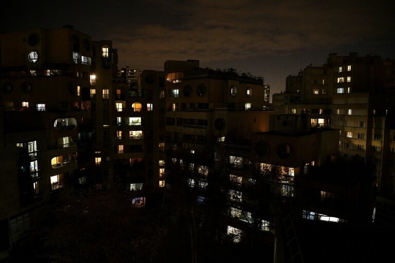 En quantité et en qualité, le sommeil des Français continue de se dégrader, sous l'effet notamment des pollutions sonore et lumineuse, de l'hyperconnexion, de la chaleur mais aussi d'horaires de travail décalés © Christophe ARCHAMBAULT