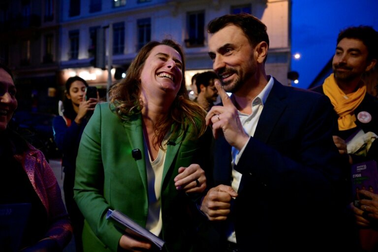 La secrétaire nationale des Ecologistes Marine Tondelier au côté du maire écologiste de Lyon Grégory Doucet le 5 mars 2026 à Lyon © Olivier CHASSIGNOLE