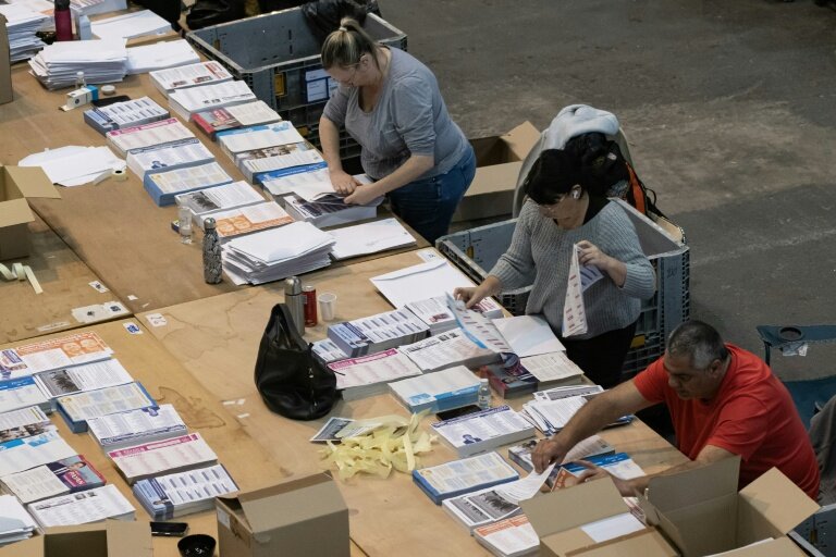 Mise sous plis des professions de foi des candidats aux élections municipales à Marseille, le 7 mars 2026 © MIGUEL MEDINA