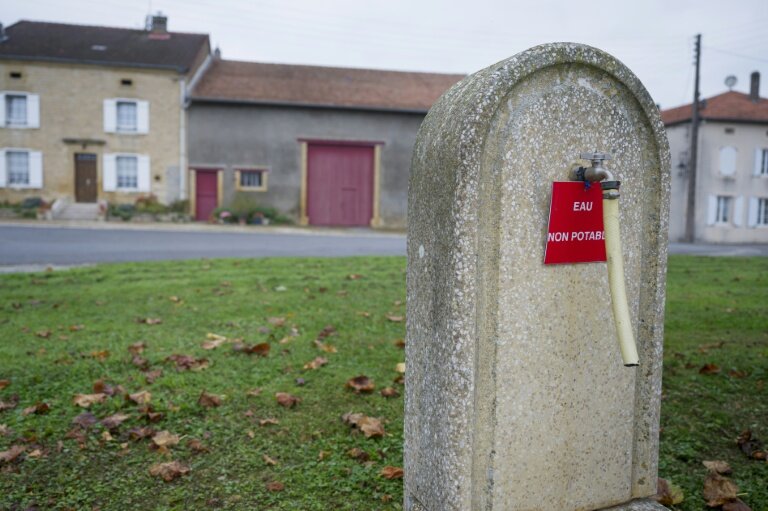 Une fontaine distribuant de l'eau non potable en raison d'une pollution aux PFAS, à Louppy-sur-Loison (Meuse), le 15 octobre 2025 © Jean-Christophe VERHAEGEN