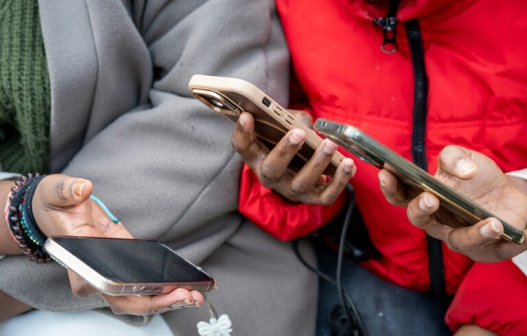 Des lycéennes avec leurs téléphones portables dans un établissement scolaire à Montsoult (Val-d'Oise), le 14 janvier 2026 © BERTRAND GUAY