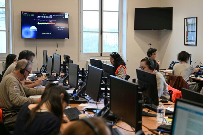 Des volontaires de la Croix rouge et des agents du ministère des Affaires étrangères au centre de crise et de soutien (CDCS) du ministère des Affaires étrangères au quai d'Orsay à Paris le 11 mars 2026 © Martin LELIEVRE