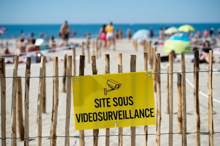 Une plage placée sous vidéosurveillance, à La Grande Motte (Hérault), le 21 mai 2020 © CLEMENT MAHOUDEAU