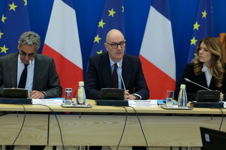 Le ministre de l'Économie et des Finances, Roland Lescure (c), le ministre du Commerce, Serge Papin (g) et la porte-parole du gouvernement, Maud Bregeon lors d'une réunion avec des distributeurs de carburants à Bercy, le 12 mars 2026 à Paris © Thomas SAMSON