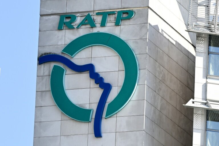 Le logo de la RATP à Paris, le 3 mars 2025 © Anna KURTH