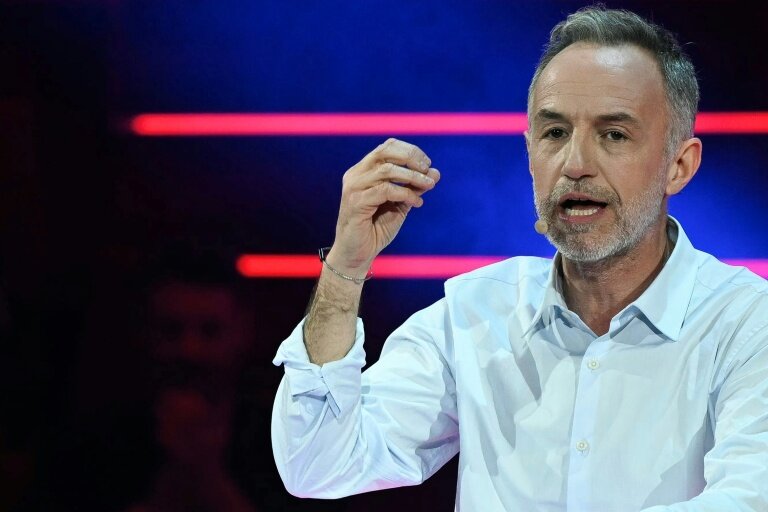 Le candidat de la "gauche unie" à la mairie de Paris, Emmanuel Grégoire, lors d'un meeting à Paris, le 12mars 2026 © Martin LELIEVRE