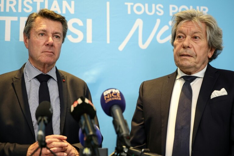 Le maire de Nice, Christian Estrosi (Horizons et Les Républicains), au côté de son avocat Gérard Baudoux (d), en conférence de presse, le 12 mars 2026 à Nice © Valery HACHE