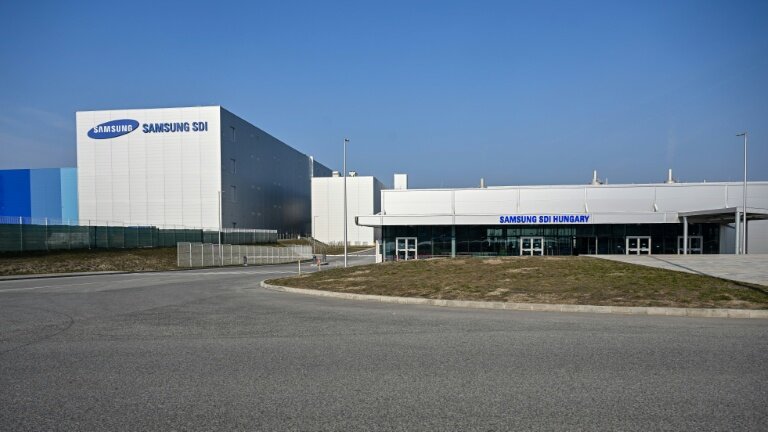 Une usine de batteries pour véhicules électriques du géant sud-coréen Samsung à Göd, à environ 25 km au nord de la capitale hongroise Budapest, le 3 mars 2026 © Attila KISBENEDEK