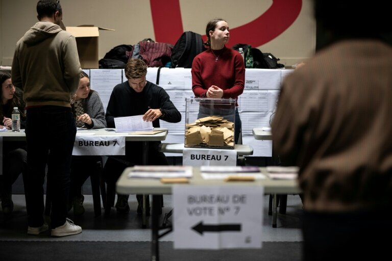 Un électeur vote au premier tour des municipales, le 15 mars 2026 à Toulouse © Lionel BONAVENTURE