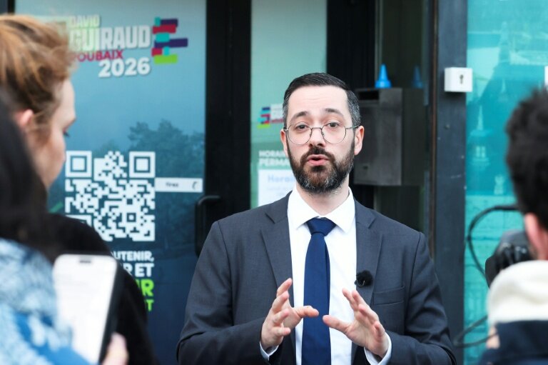 Le député insoumis David Guiraud s'exprime devant son QG de campagne, le 15 mars 2026 à Roubaix © Francois LO PRESTI