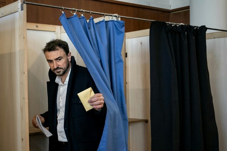 Le maire écologiste de Lyon Grégory Doucet vote au premier tour des élections municipales, le 15 mars 2026 à Lyon © ARNAUD FINISTRE