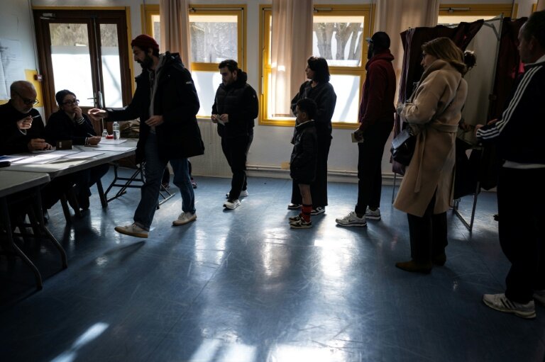 Des électeurs arrivent pour voter au 1er tour des municipales à Toulouse, le 15 mars 2026 © Lionel BONAVENTURE