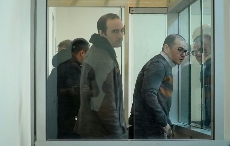 Image tirée d'une vidéo diffusée par l'AFP, montrant le Français Martin Ryan (c) lors d'une audience au tribunal de Bakou, le 6 janvier 2025, dans le cadre de son procès pour espionnage © AFPTV STRINGER