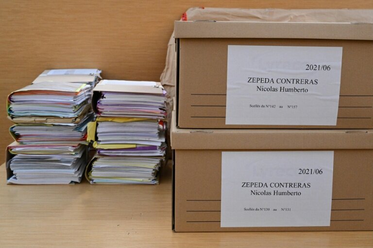 Des dossiers et des scellés du dossier à l'encontre du Chilien Nicolas Zepeda dans la salle d'audience lors du procès à Besançon le 29 mars 2022 © SEBASTIEN BOZON