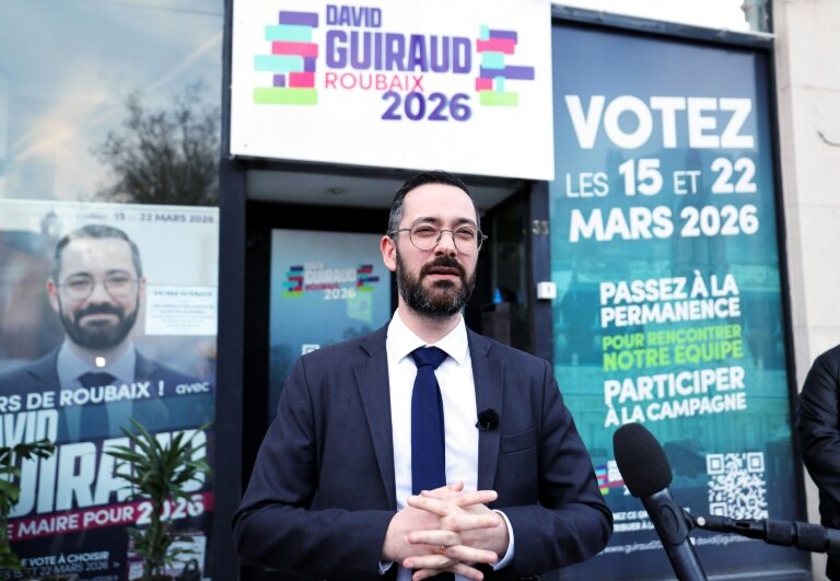 David Guiraud, candidat LFI, devant son QG de campagne à Roubaix, le 15 mars 2026, lors du premier tour des élections municipales © Francois LO PRESTI