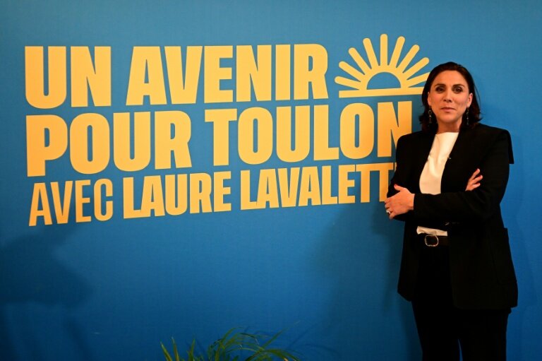 Laure Lavalette, candidate du Rassemblement National (RN) à la mairie de Toulon, devant une affiche de campagne après les premiers résultats du 1er tour des municipales à Toulon, le 15 mars 2026 dans le Var © Miguel MEDINA