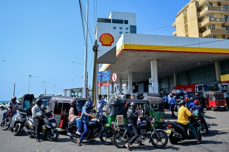 Des motoyclistes font la queue pour prendre du carburant à une station-service de Wellawatte, près de Colombo, le 16 mars 2026 au Sri Lanka © Ishara S. KODIKARA