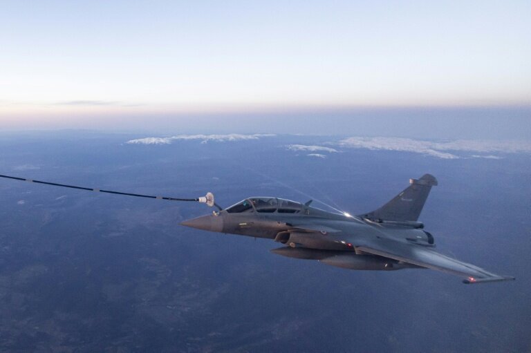 Un avion de chasse Rafale de l'armée de l'air française s'approche en vol de la perche d'un avion ravitailleur militaire A330 MRTT Phenix lors de l'exercice "Poker" au-dessus de la France, le 17 mars 2026 © Alain JOCARD