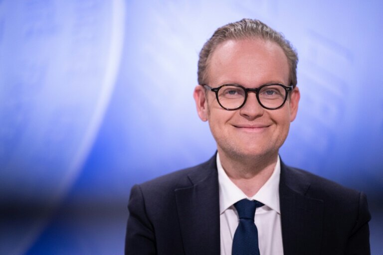 Pierre Jakubowicz, candidat Horizons à Strasbourg, pose le 11 mars 2026 avant un débat sur la chaîne ICI Alsace à Strasbourg © SEBASTIEN BOZON