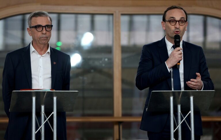 Pierre Hurmic, à gauche, avec à sa droite Thomas Cazenave, lors d'un débat le 26 février 2026, à Bordeaux © ROMAIN PERROCHEAU