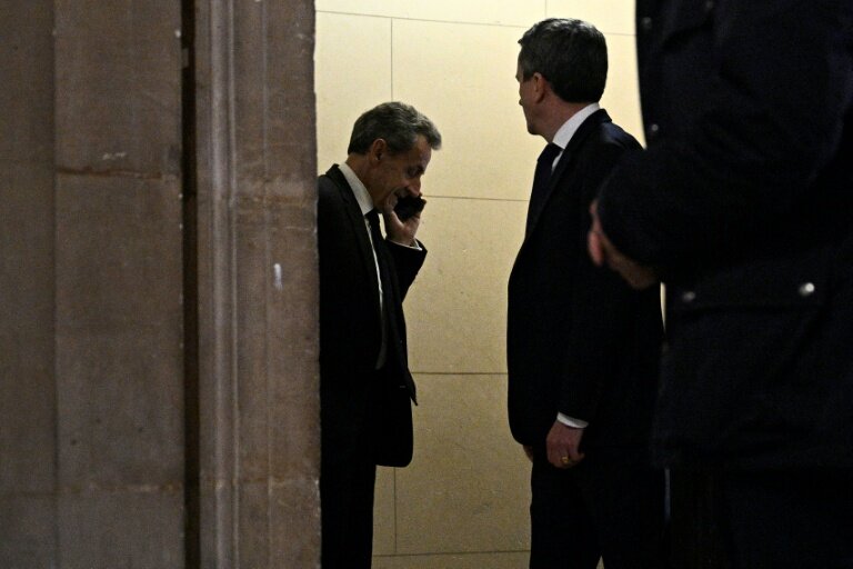 L'ex président français Nicolas Sarkozy pendant une pause lors de son procès en appel au Palais de Justice de Paris, le 16 mars 2026 © JULIEN DE ROSA