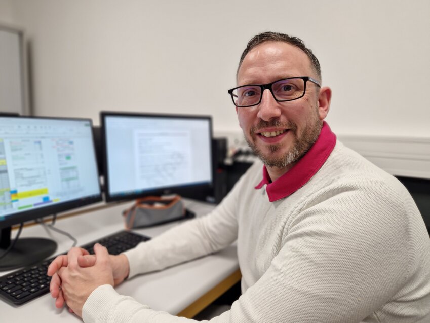 Nicolas Favaro a quitté le monde du vin pour gérer les paies mais y trouve le plaisir du contact humain et des chiffres. © AFPA 71