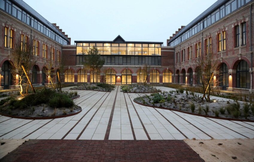 Le site Simone Veil de la Maison départementale des personnes handicapées de la Somme à Amiens, vue de la cour intérieur. © MDPH 80