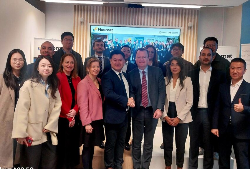 Les équipes de XTC New Energy et d'Orano lors de l'annonce de la construction de l'usine.