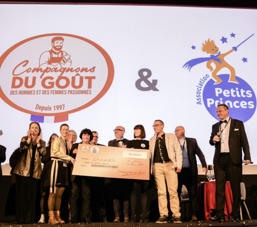 La remise du chèque à Dominique Bayle et l'association, suite à l'opération des fêtes de fin d'année 2025. © Petits Princes