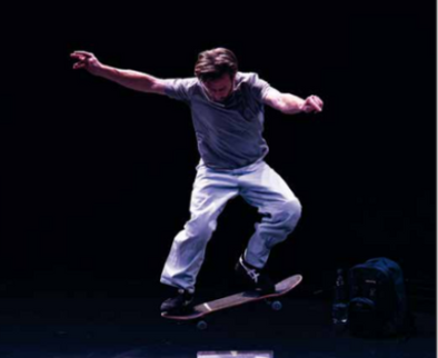 Le groupe FLUO, dimanche 8 mars, mêle danse et récit autour du skate. © Amiens Métropole.