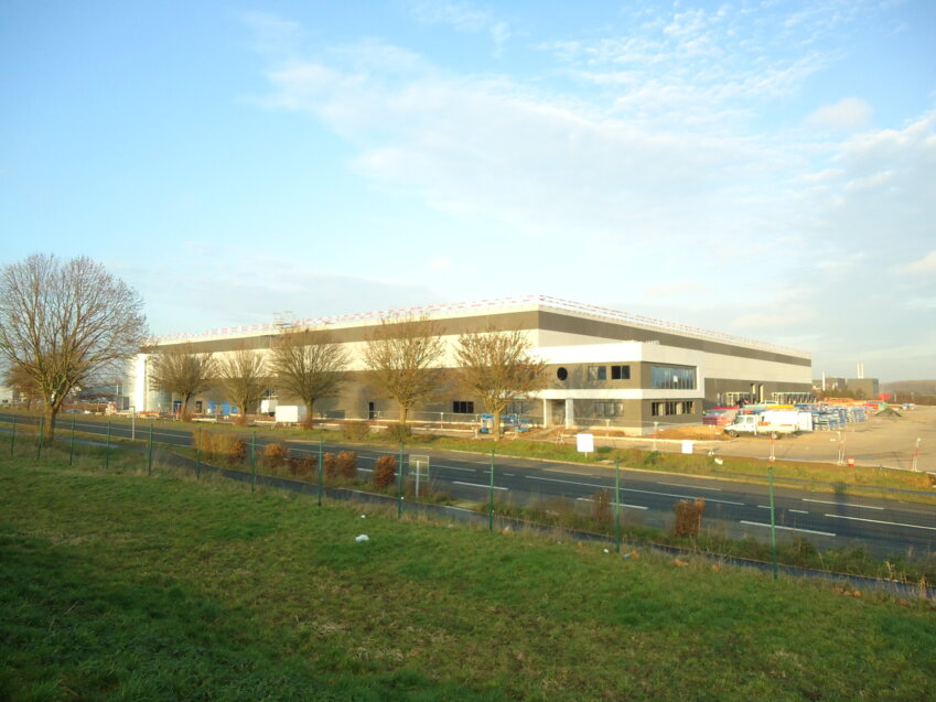 Quinze mille mètres carrés de bâtiment sont déjà sortis de terre. 
