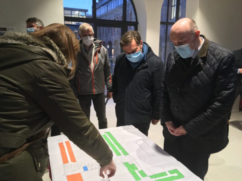 Claire Hattée présentant le projet à Stéphane Haussoulier et Hubert de Jenlis.