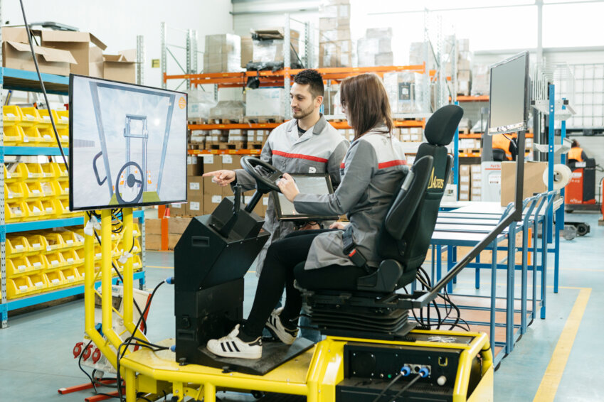 Promeo dispose d’un simulateur pour apprendre le maniement du chariot élévateur. (© Teddy Henin)