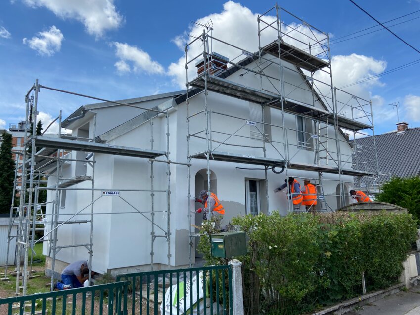 Appli isole par l'extérieur tous types de bâtiments et d'habitations pour le compte de bailleurs sociaux, de collectivités et même de particuliers. 