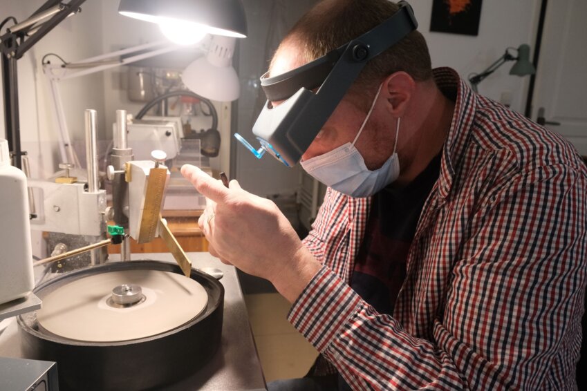 Le lapidaire doit être très minutieux et très patient. (c)Aletheia Press/ Emma Castel