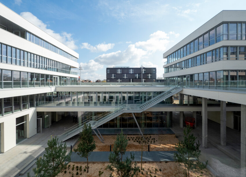 Le campus Wenov est constitué d'une série de plateaux sur deux niveaux reliés par des passerelles et une terrasse de 1 500 m².