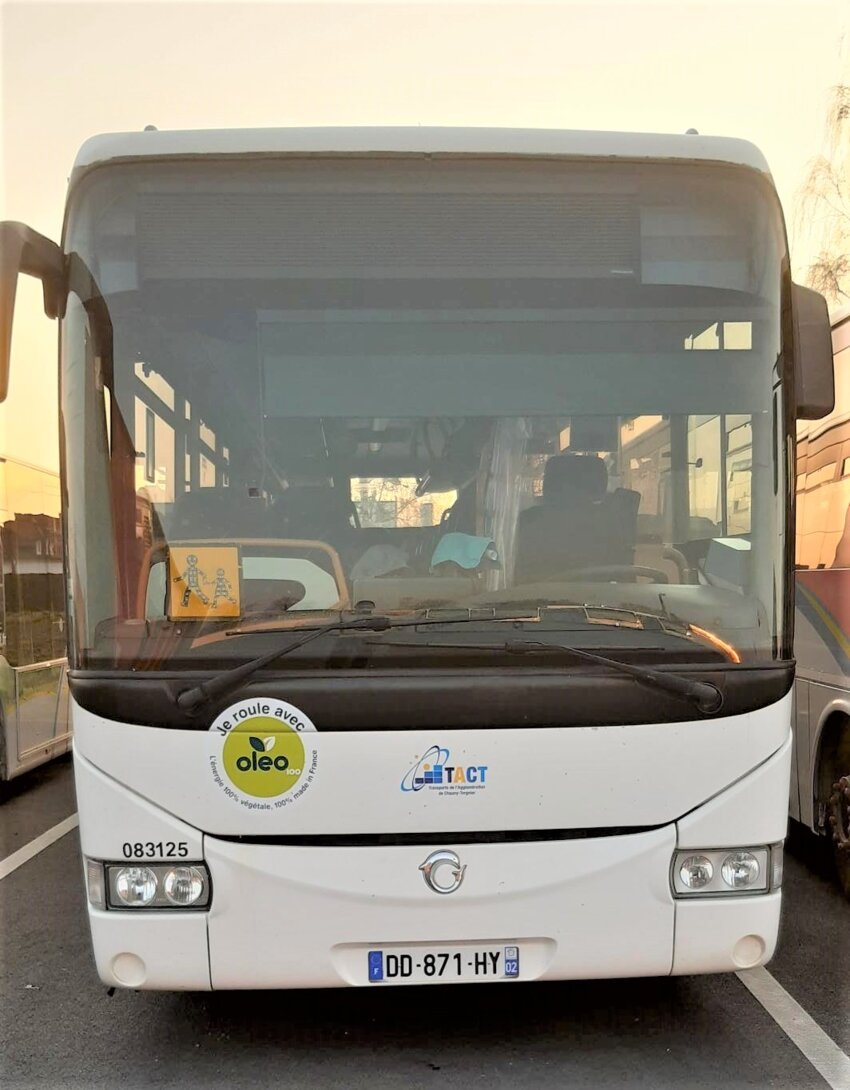 Les 13 cars scolaires roulant au B100 sont identifiables grâce aux autocollants apposés. 