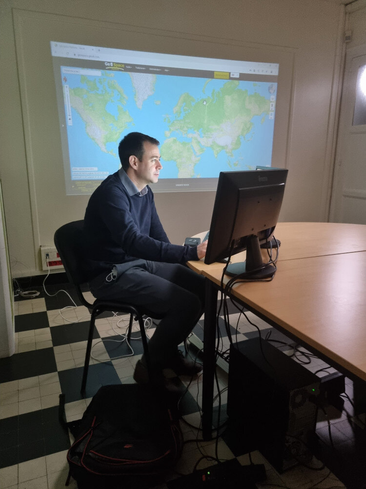 « Depuis 2014, la société Geo4i, basée à Creil, est spécialisée dans l’analyse d’images spatiales et de données géospatiales, et travaille majoritairement pour les secteurs de la sécurité et de la défense. » (© Geo4i)