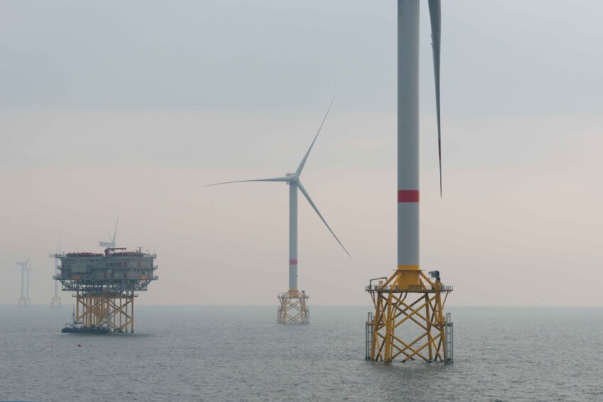 Les 62 éoliennes en pleine mer, de 8 MW chacune, devraient être mises en service en 2026. (© Nicolas Job)