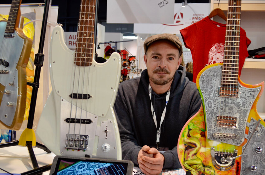 érémy Sachoux, artisan, est co-fondateur de Pistol Guitars avec son collègue et ami Cédric Dufour, graphiste. (Aletheia Press / C. De Martino)
